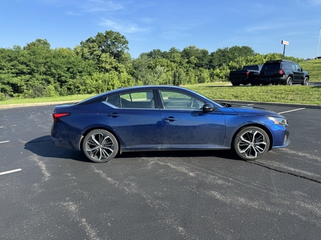 2023 Nissan Altima SR photo 2