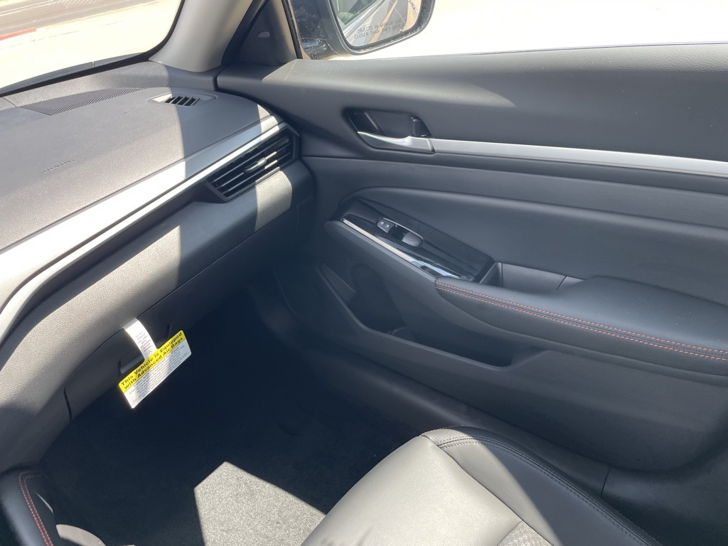 2025 Nissan Altima SR photo 17