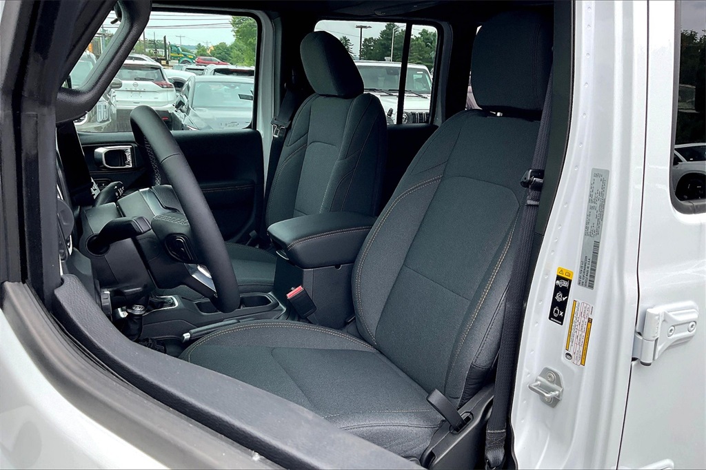 2025 Jeep Wrangler Sahara photo 10