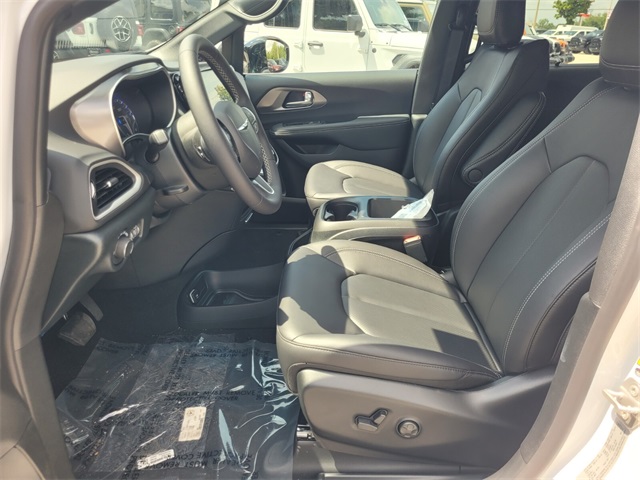 2026 Chrysler Voyager LX photo 3