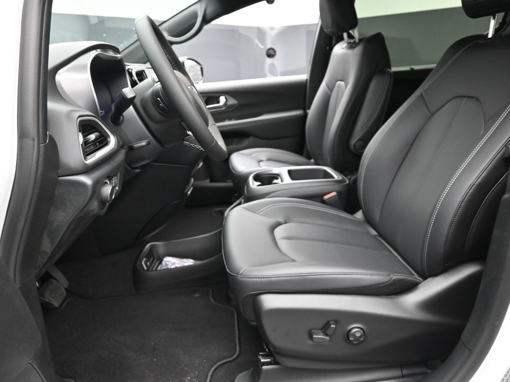 2026 Chrysler Voyager LX photo 13