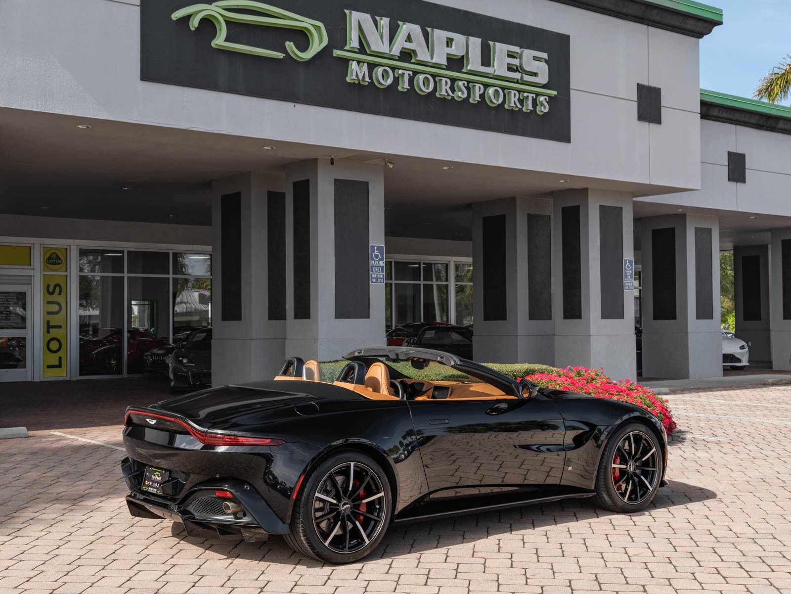 2021 Aston Martin Vantage photo 25