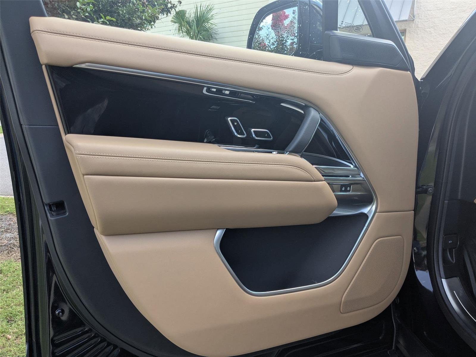 2025 Land Rover Range Rover SE photo 9