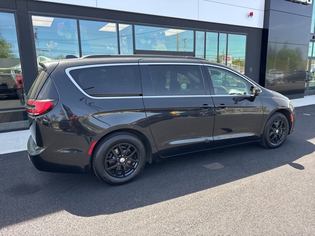 2022 Chrysler Pacifica Touring L photo 2