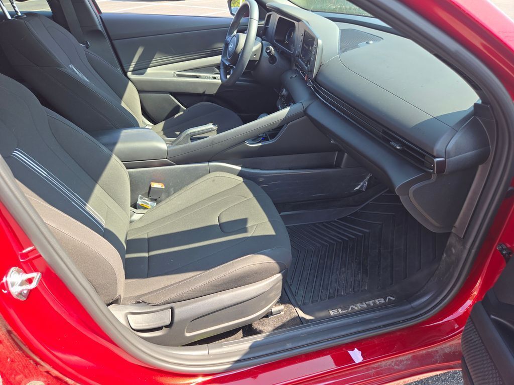 2025 Hyundai Elantra SEL Sport photo 5