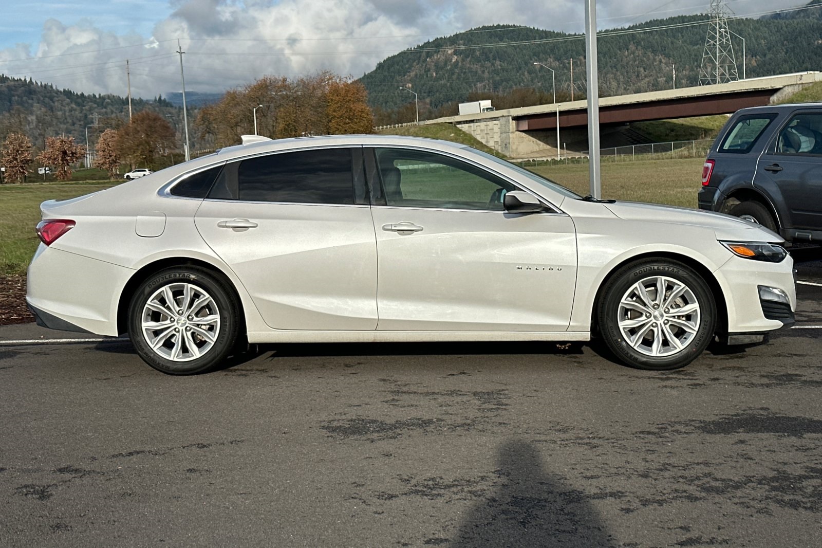 2019 Chevrolet Malibu Hybrid photo 2