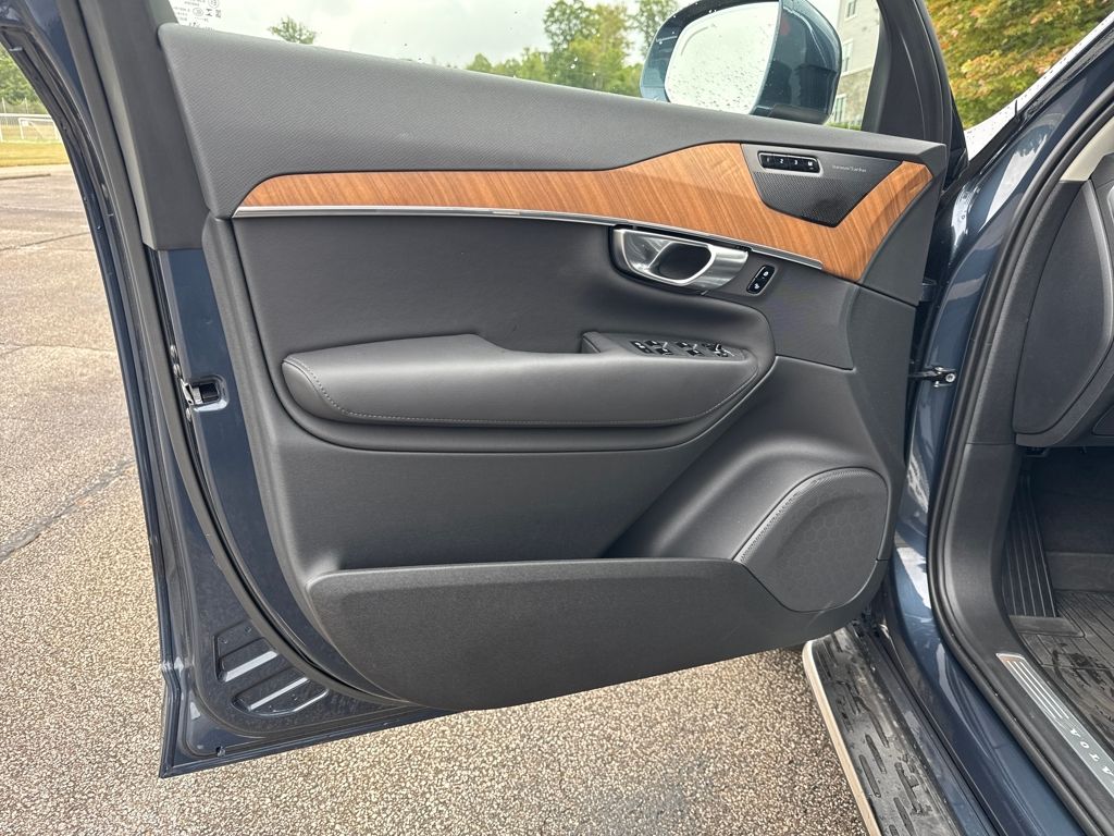 2025 Volvo XC90 Plus photo 9