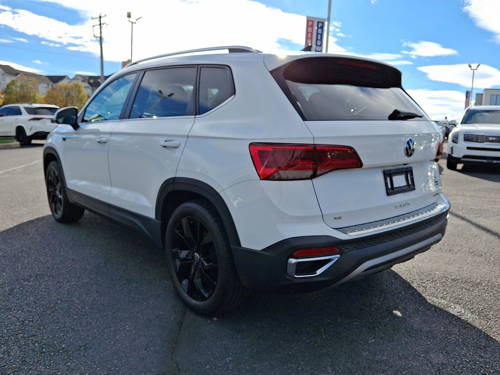 2023 Volkswagen Taos SE photo 2