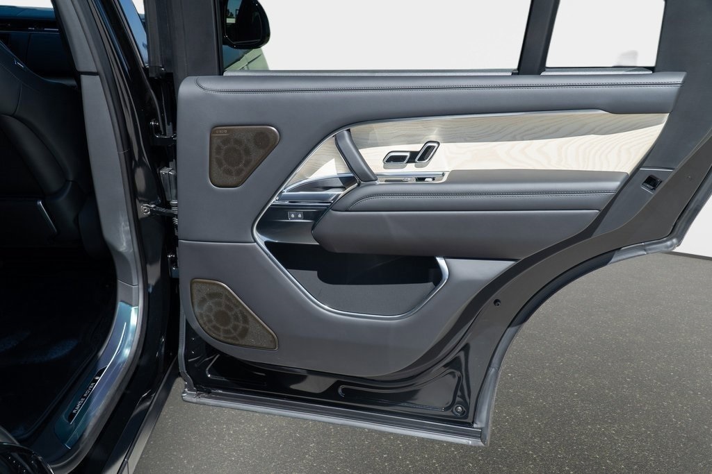 2025 Land Rover Range Rover SV photo 21