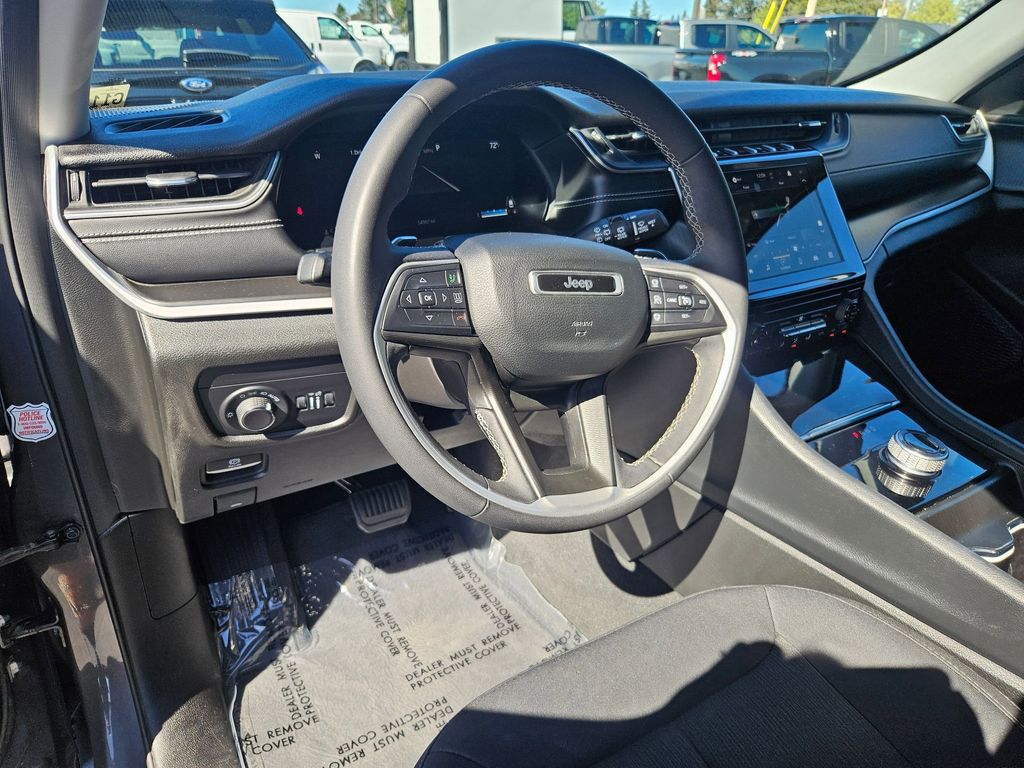 2023 Jeep Grand Cherokee Laredo photo 10