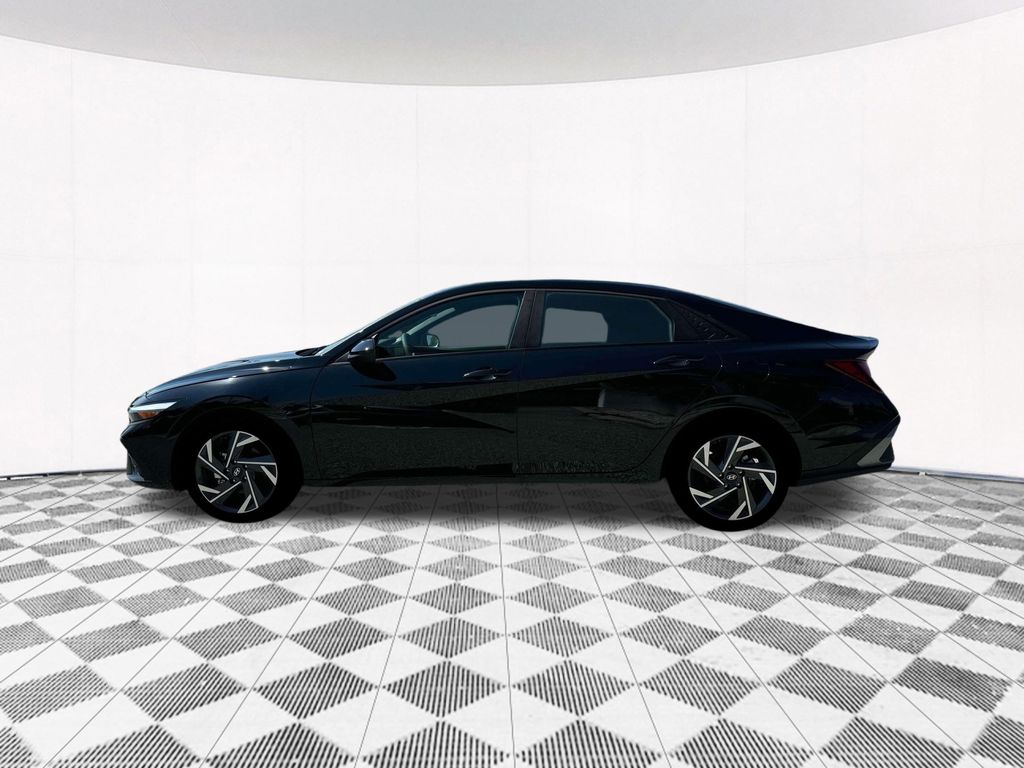 2025 Hyundai Elantra SEL Sport photo 3