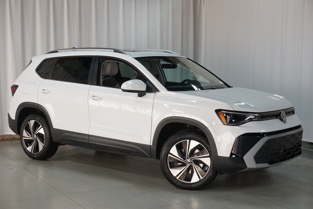2025 Volkswagen Taos SE photo 3