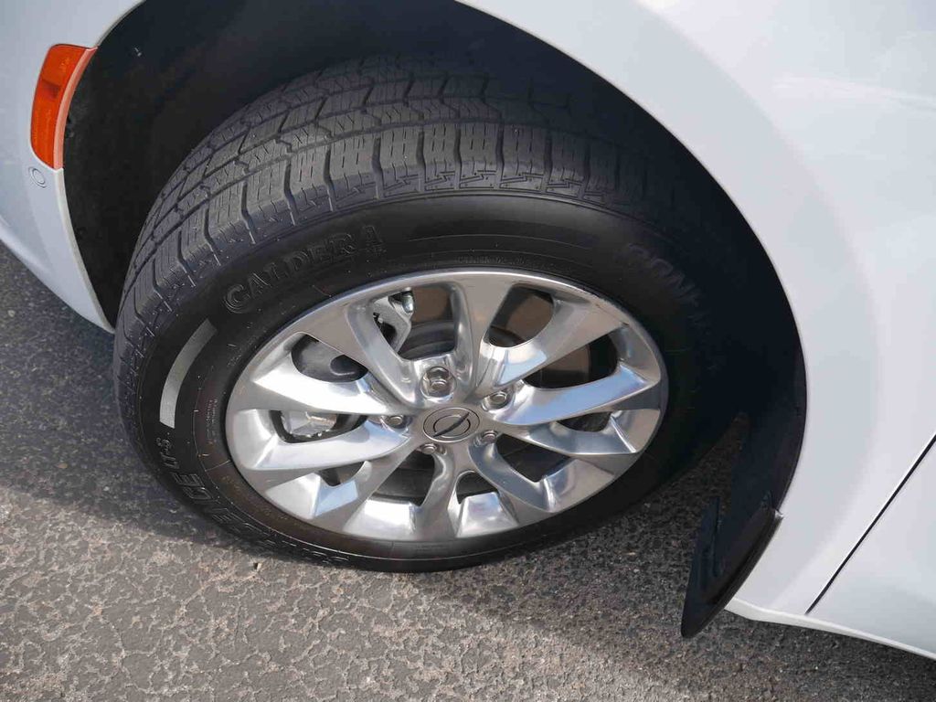 2021 Chrysler Pacifica Touring L photo 8