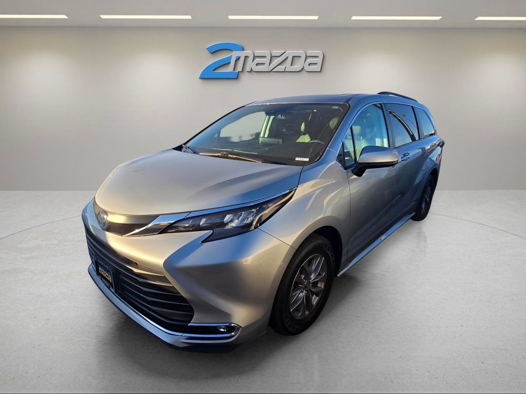 2024 Toyota Sienna XLE's photo