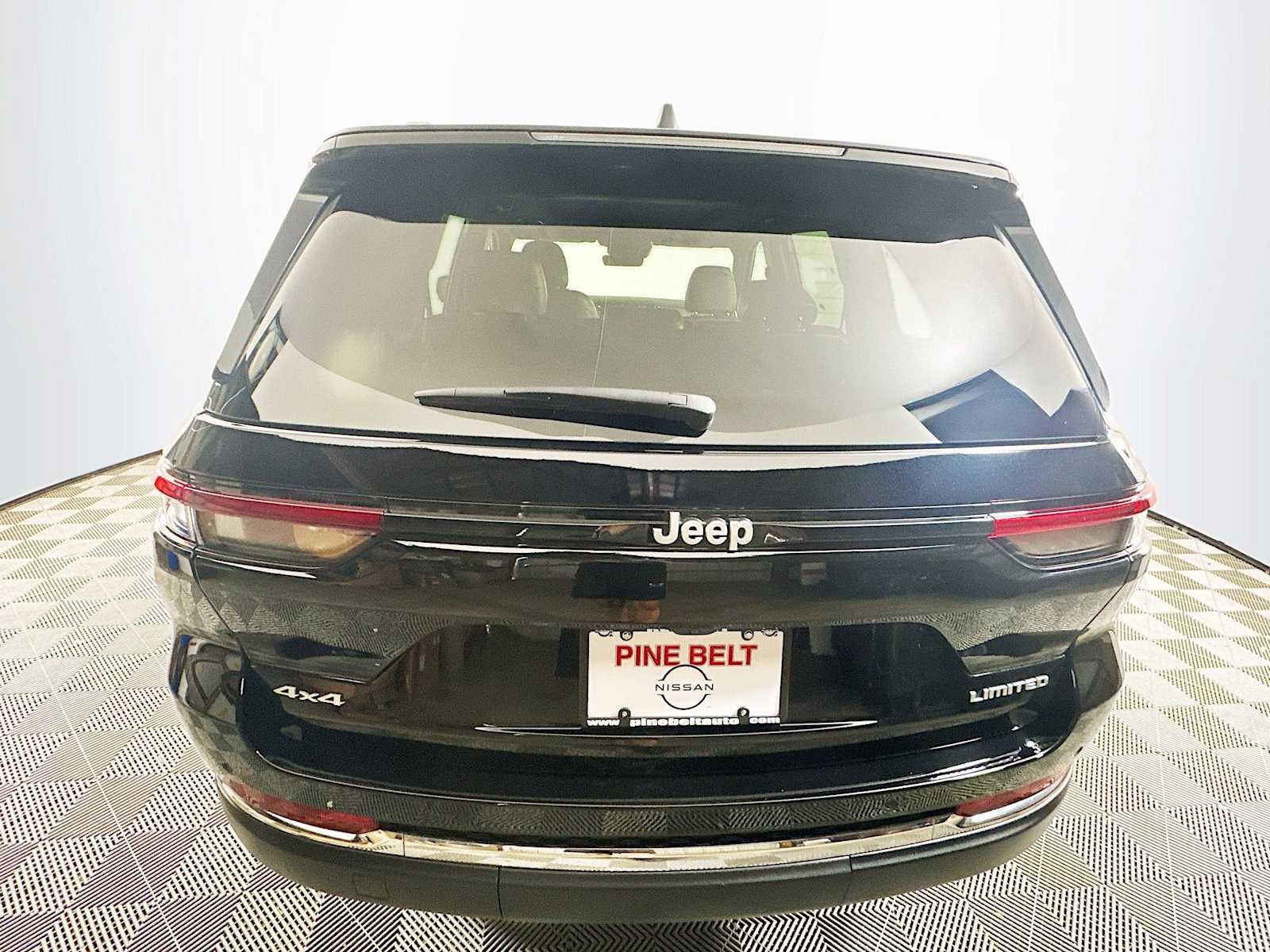 2025 Jeep Grand Cherokee Limited photo 3