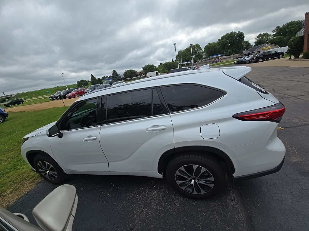 2022 Toyota Highlander XLE photo 4