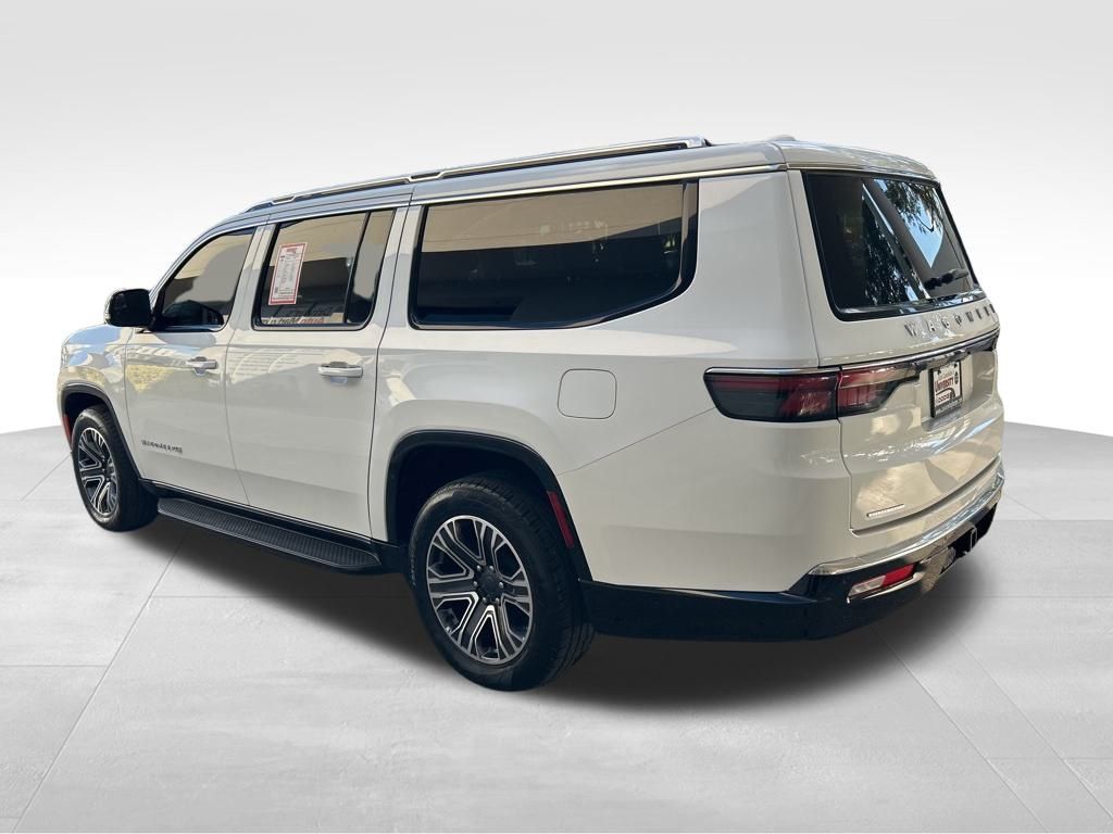 2023 Jeep Wagoneer L Series II photo 3