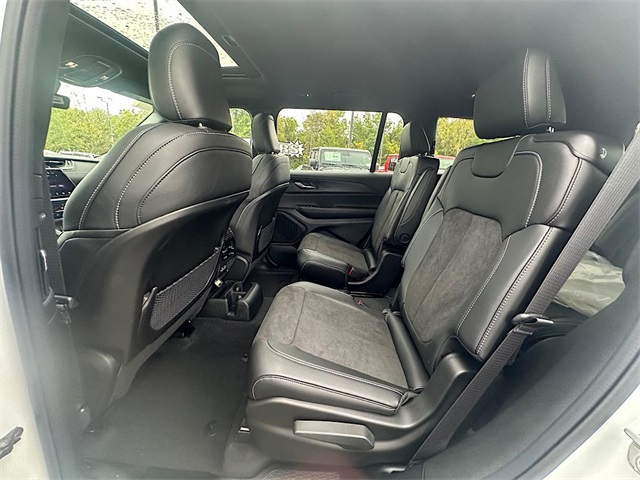 2025 Jeep Grand Cherokee Laredo Altitude photo 14