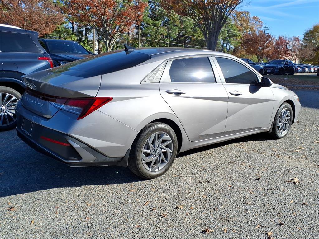2024 Hyundai Elantra SEL photo 4