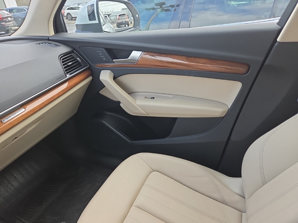 2023 Audi Q5 45 S line Premium photo 2