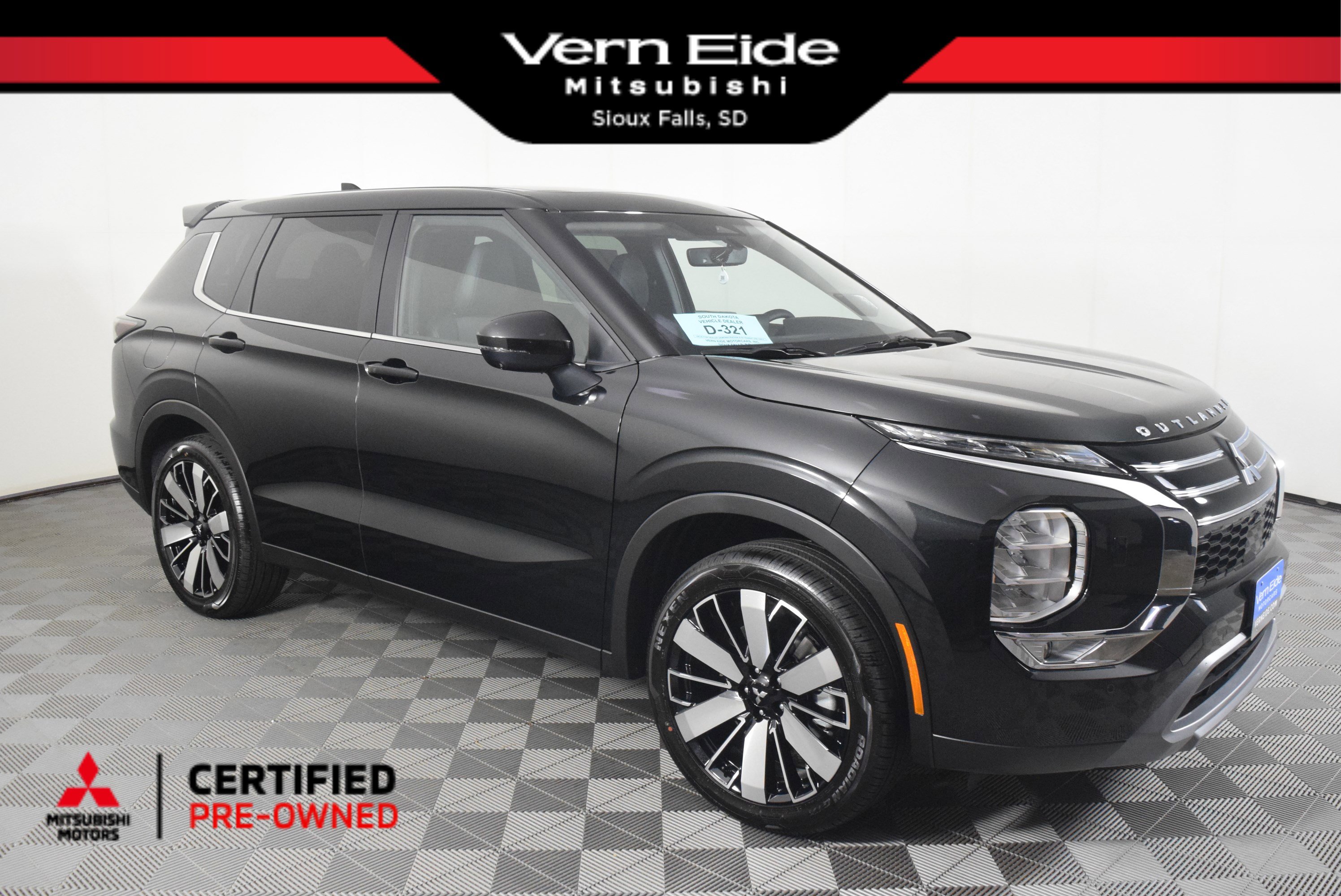 2025 Mitsubishi Outlander Plug-in Hybrid SE's photo