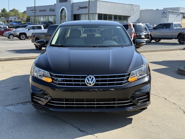 2018 Volkswagen Passat 2.0T R-Line photo 3