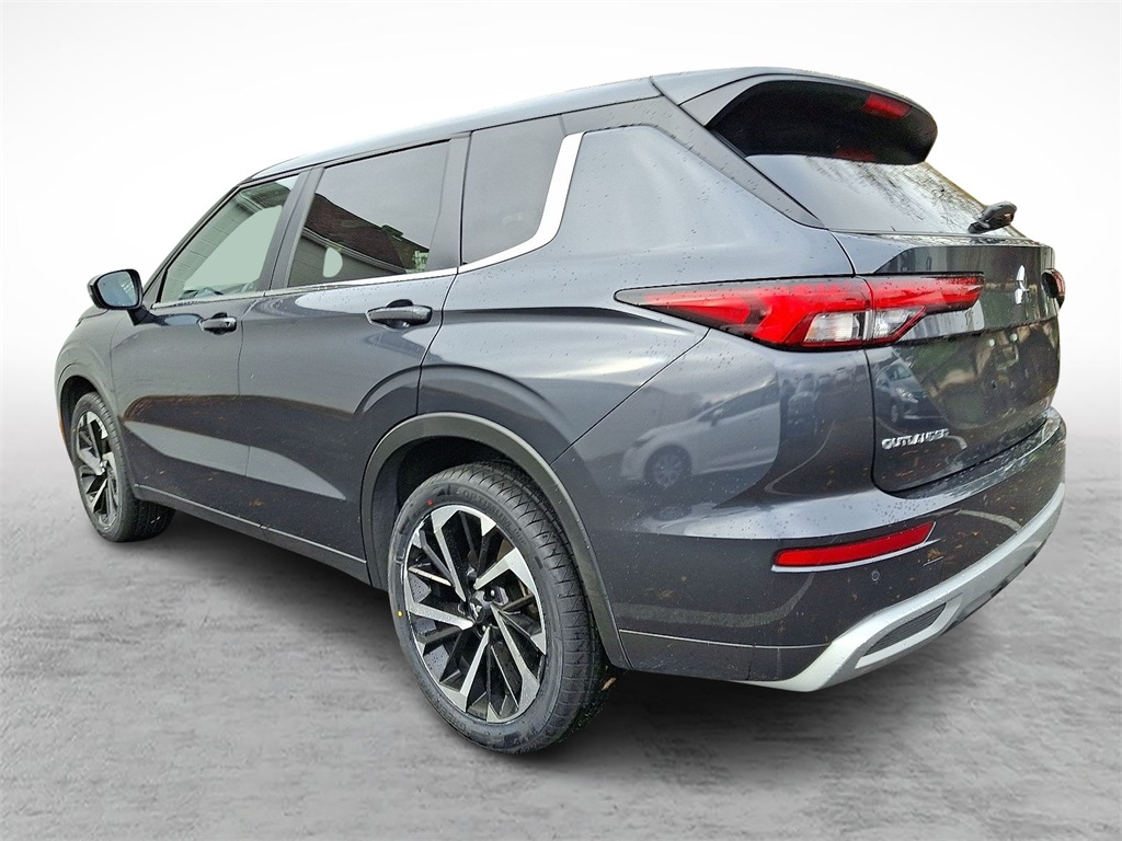 2024 Mitsubishi Outlander SE Black Edition photo 2