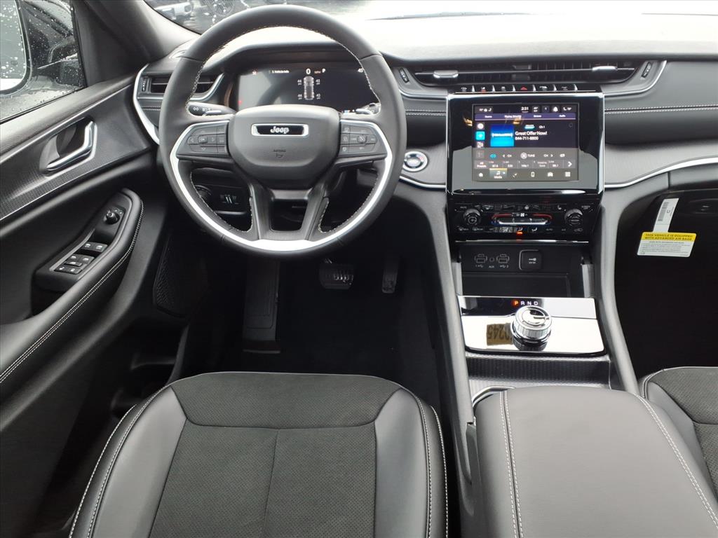 2025 Jeep Grand Cherokee Laredo photo 3