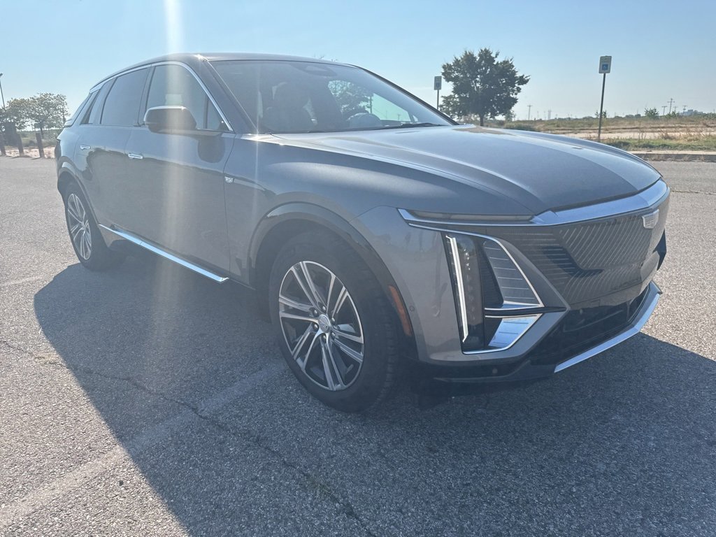 2023 Cadillac Lyriq Luxury photo 3