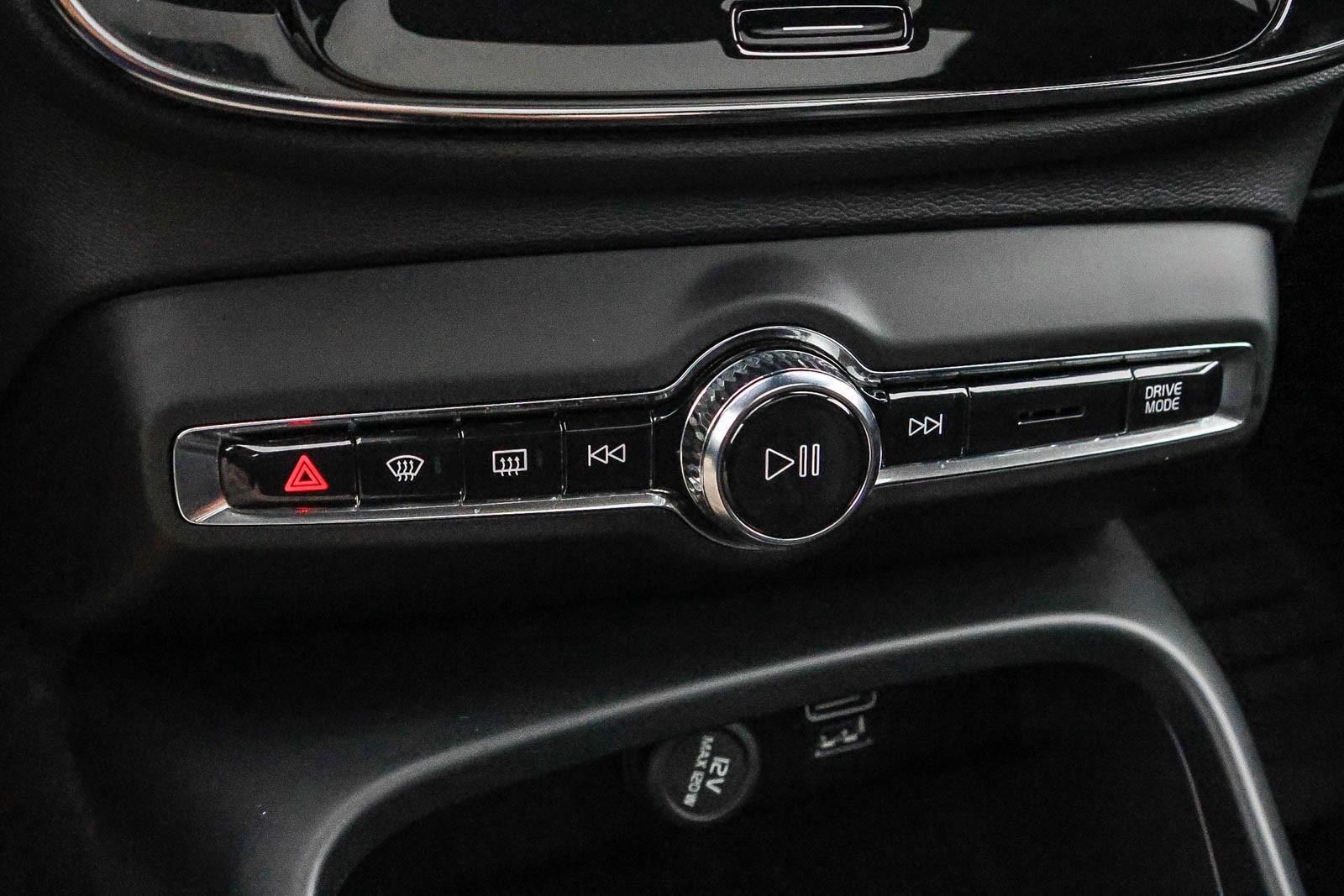 2022 Volvo XC40 R-Design photo 25
