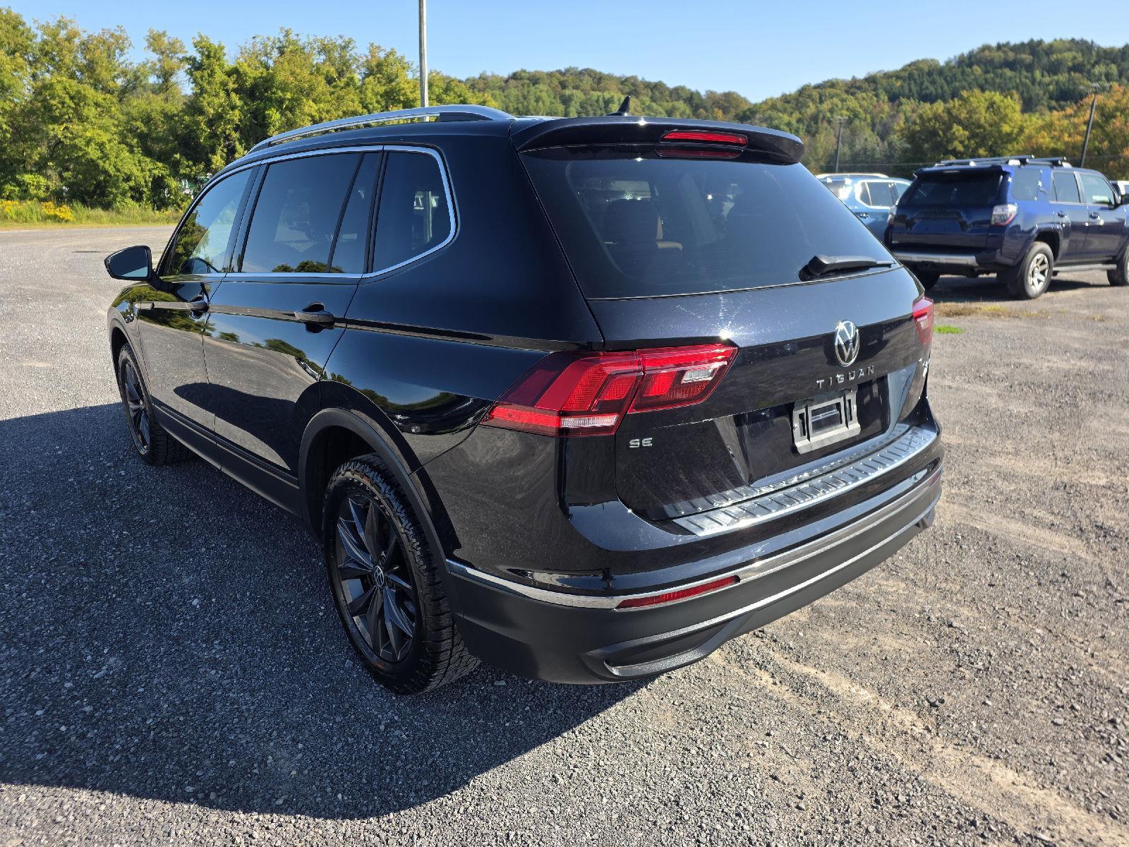 2022 Volkswagen Tiguan SE photo 3