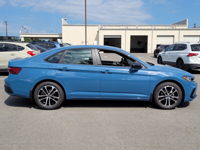 2025 Volkswagen Jetta 1.5T Sport photo 2
