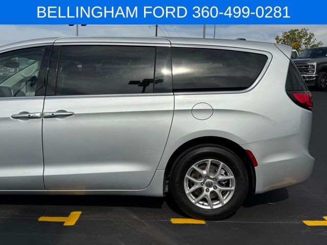 2024 Chrysler Pacifica Touring L photo 11