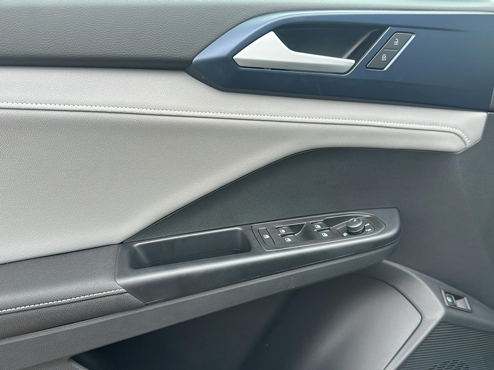 New 2024 Deep Black Pearl Effect Volkswagen SE image 13