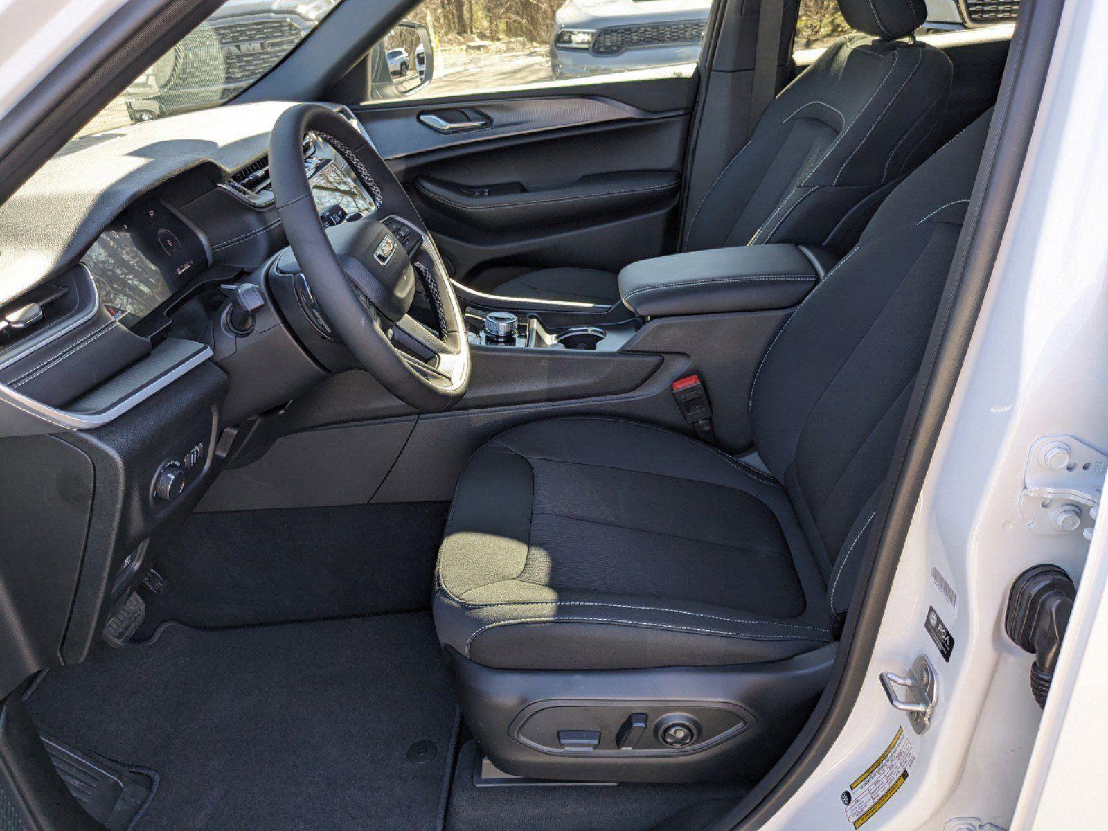 2025 Jeep Grand Cherokee Laredo X photo 8