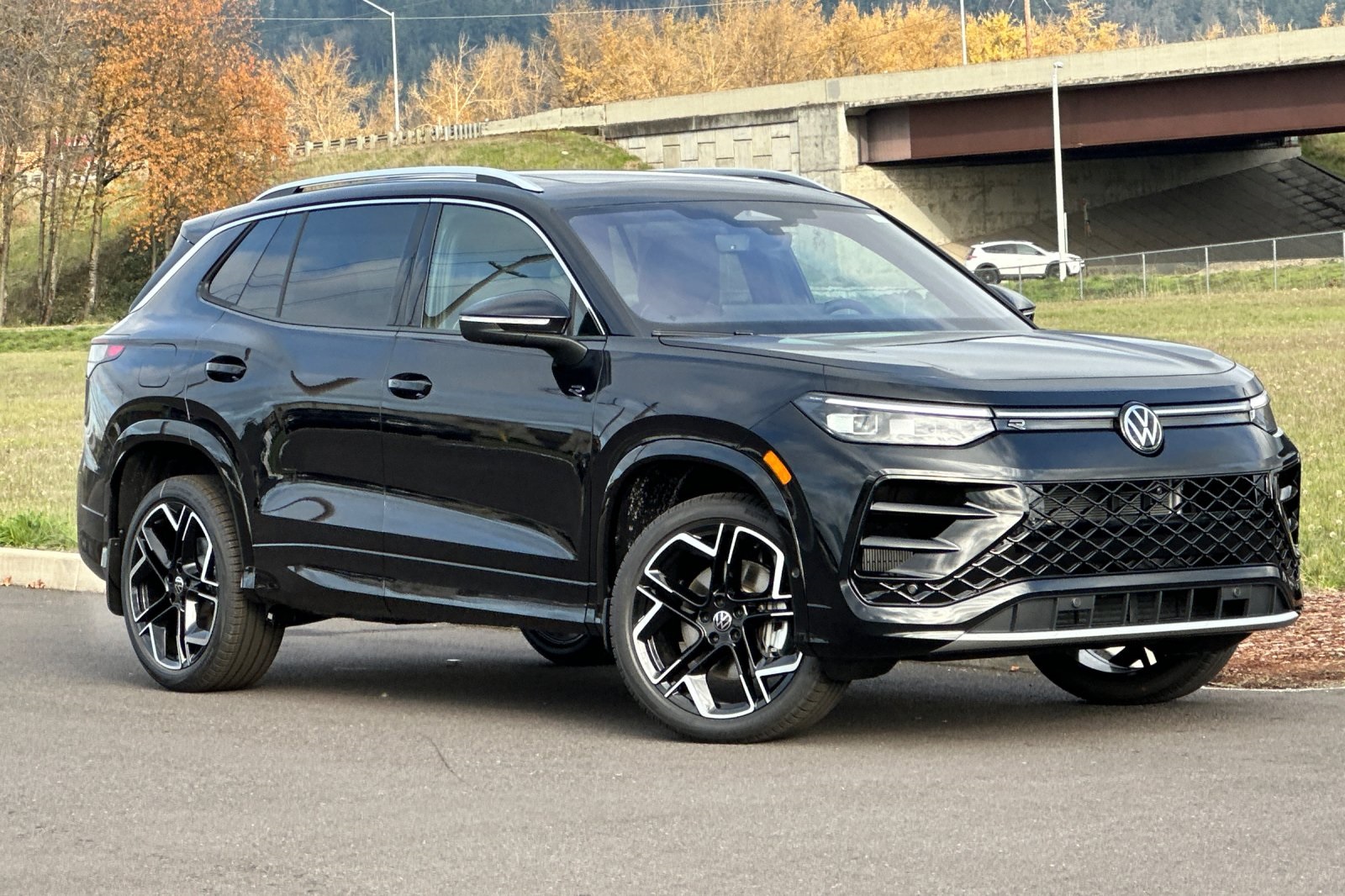 2026 Volkswagen Tiguan SEL R-LINE TURBO's photo