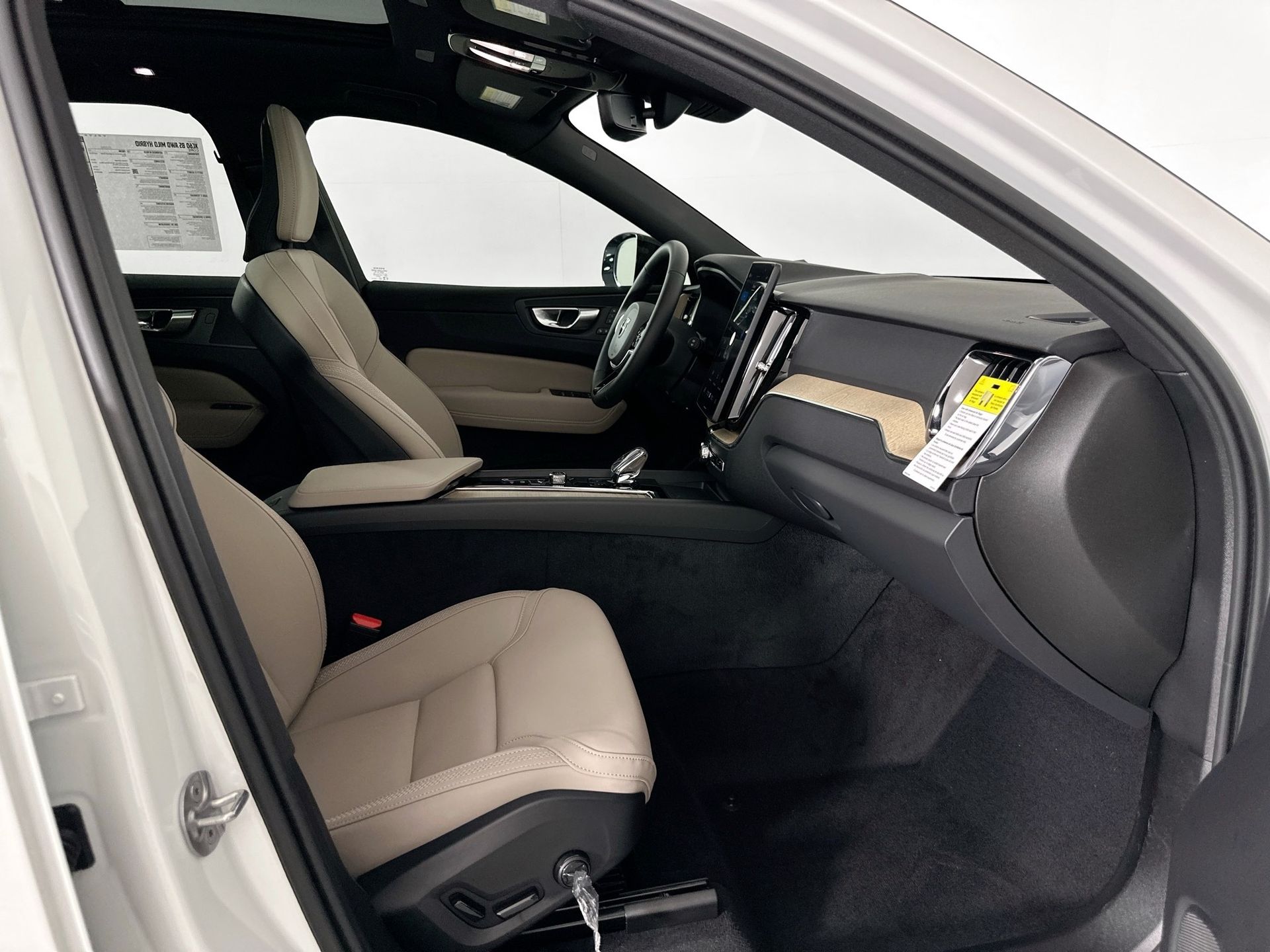 2026 Volvo XC60 B5 Core photo 21
