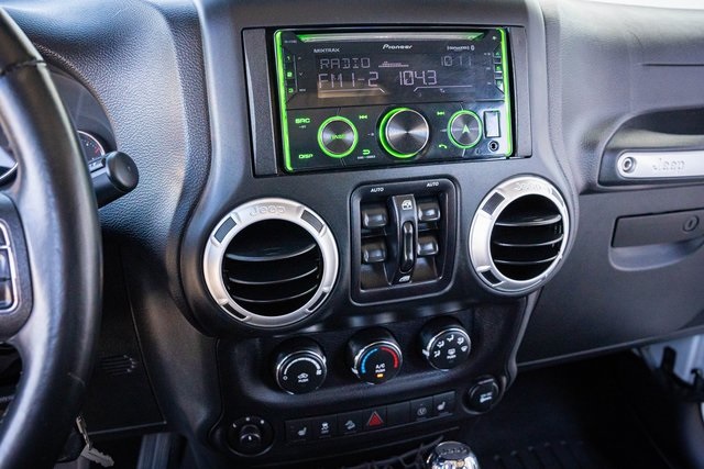 2015 Jeep Wrangler Unlimited Rubicon photo 20