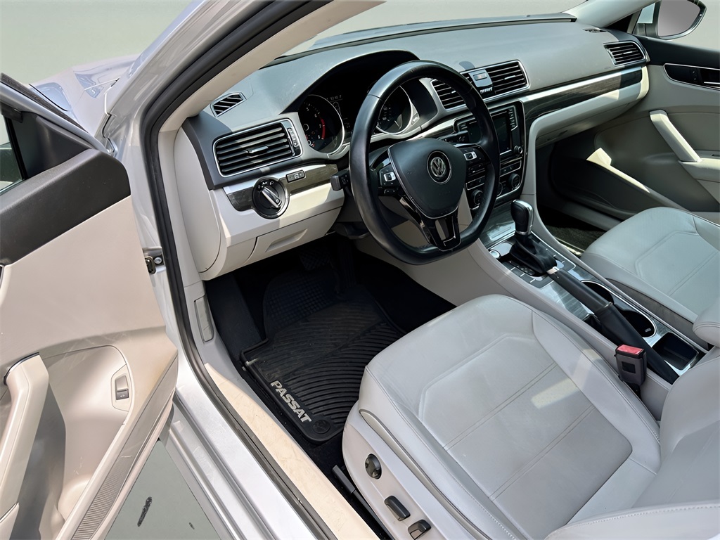 2018 Volkswagen Passat SE photo 2