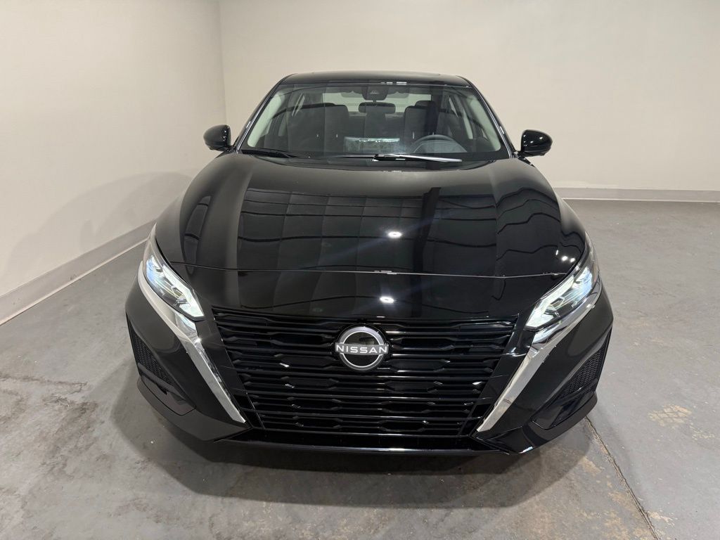 2025 Nissan Altima SL photo 2