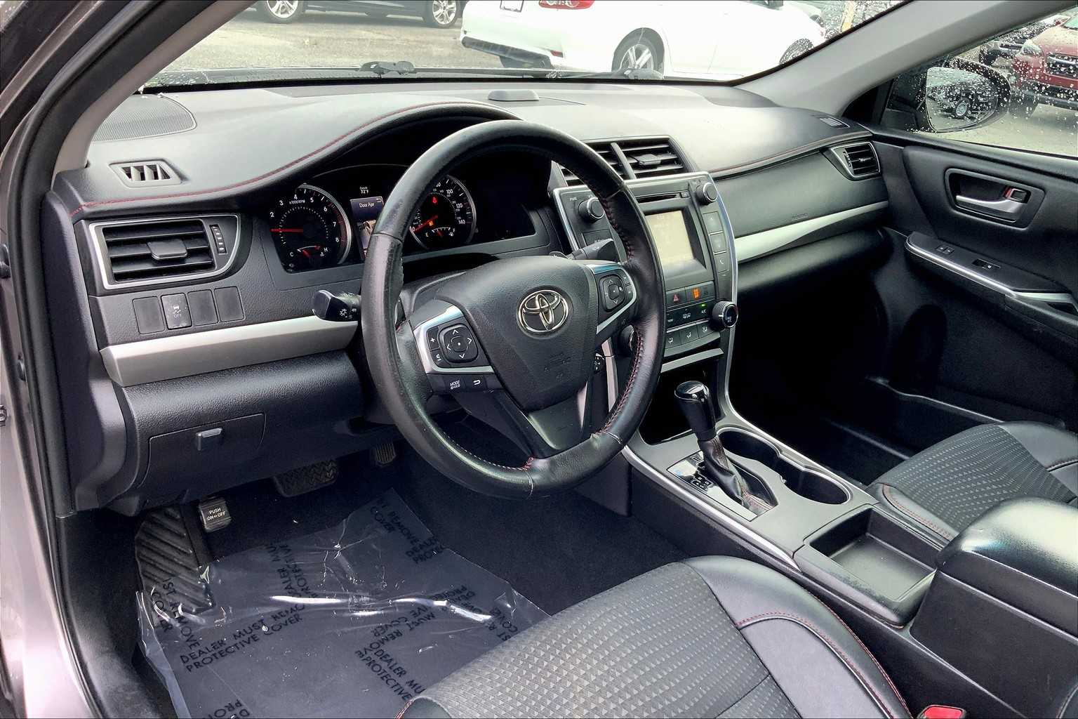 2015 Toyota Camry SE photo 15