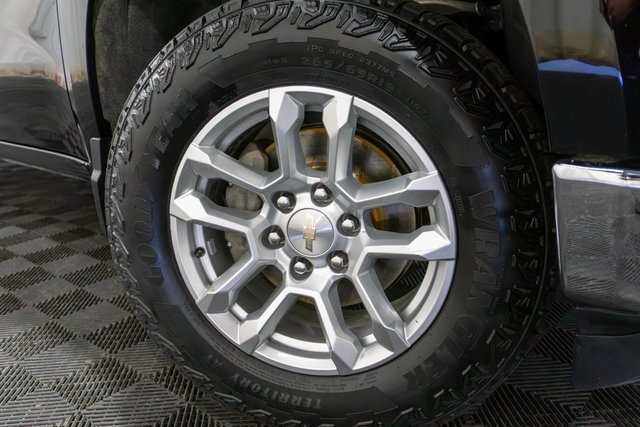 2024 Chevrolet Silverado 1500 LT photo 2
