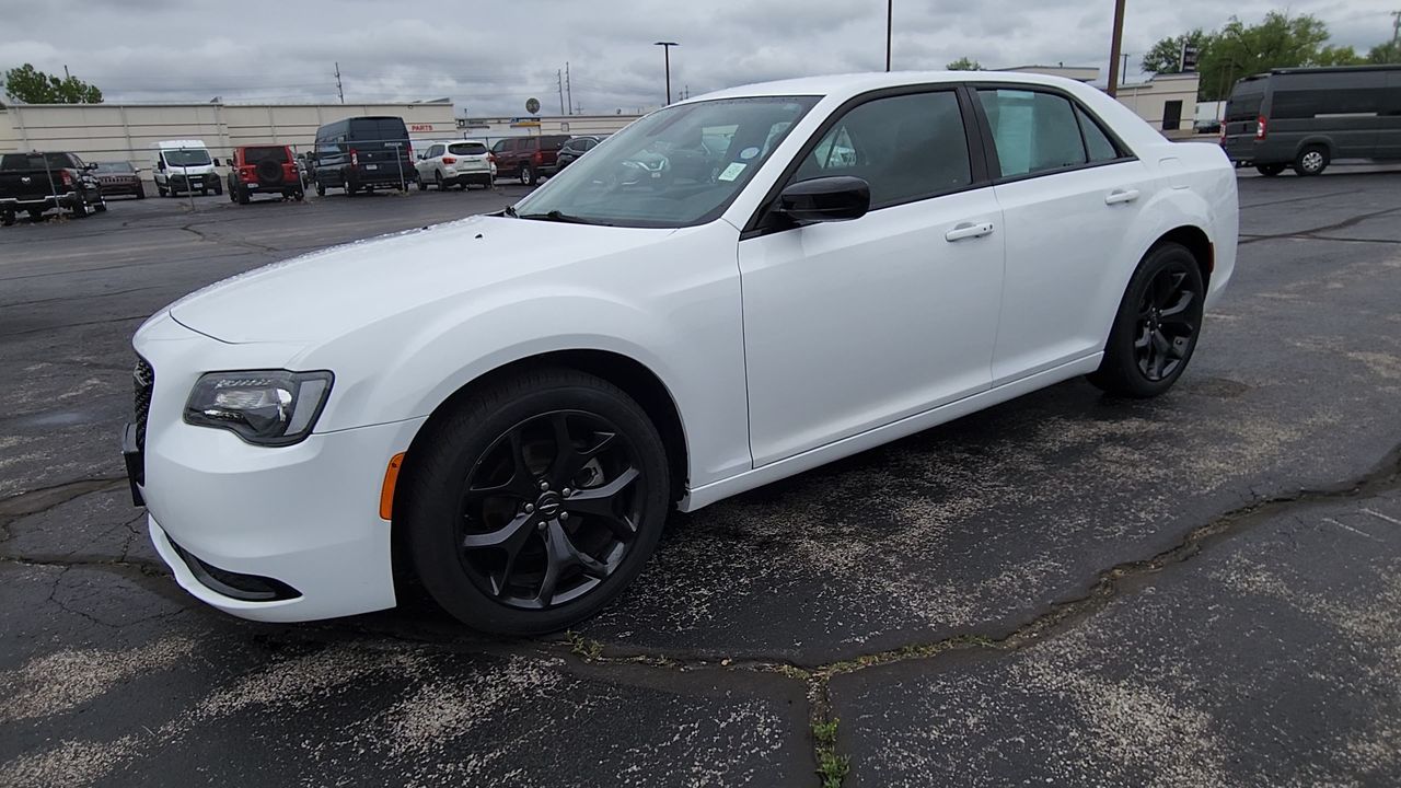2023 Chrysler 300 Touring photo 3