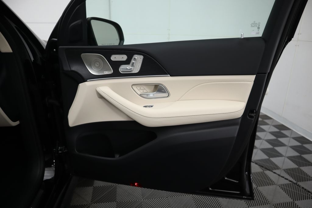 2025 Mercedes Benz GLS 450 4MATIC photo 24
