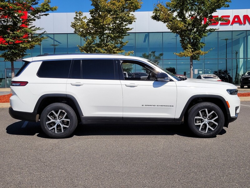 2023 Jeep Grand Cherokee Limited photo 2