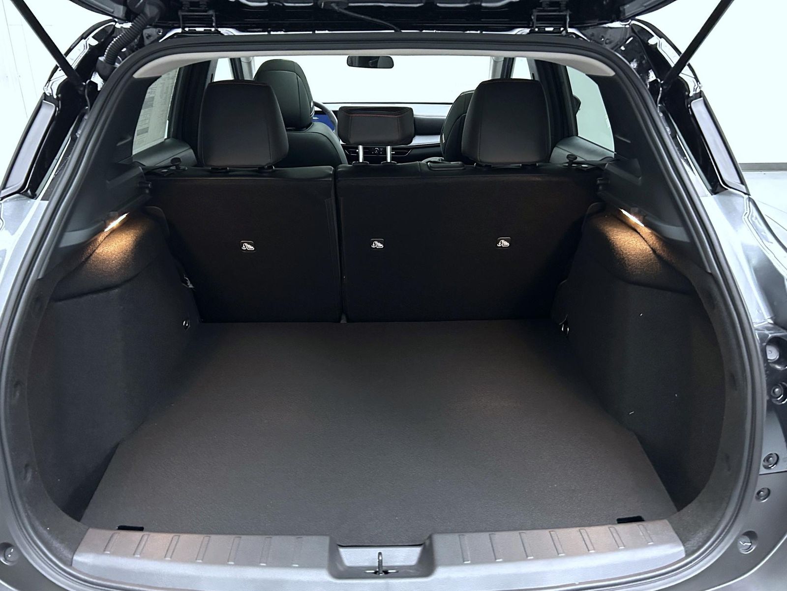 2025 Nissan Kicks SR photo 9