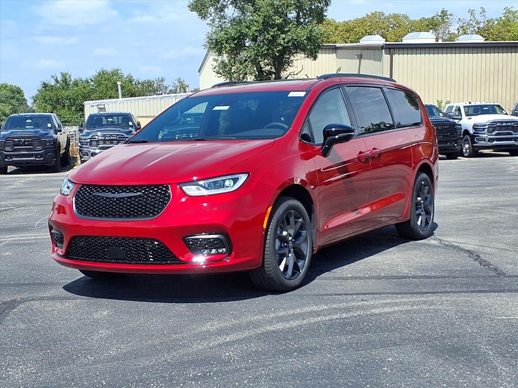 2026 Chrysler Pacifica Limited photo 2