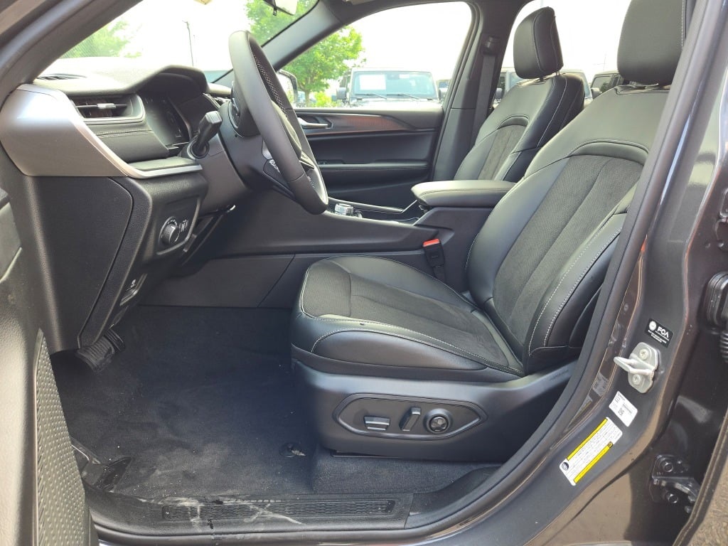 2025 Jeep Grand Cherokee Laredo photo 22