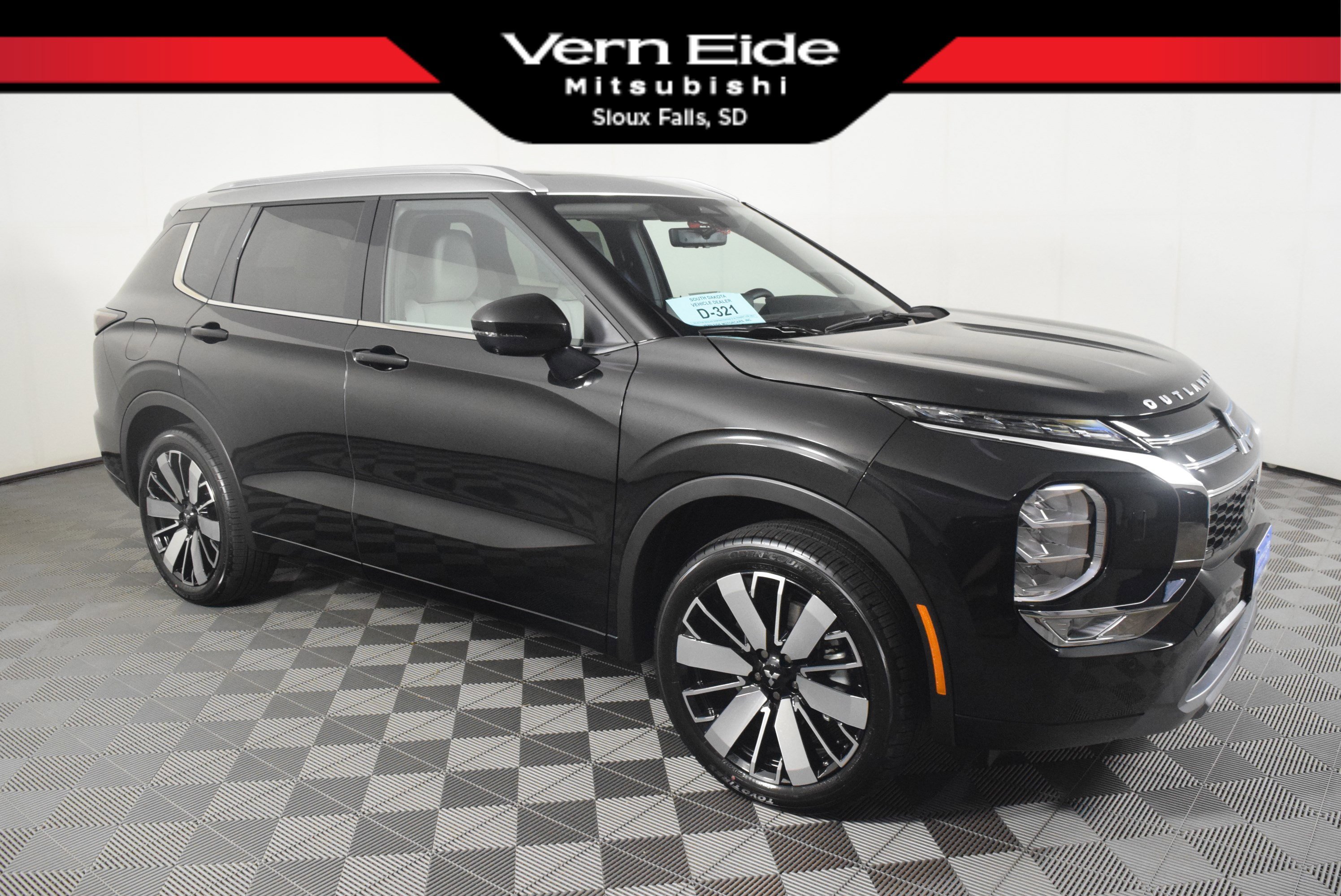 2025 Mitsubishi Outlander SEL Platinum Edition's photo