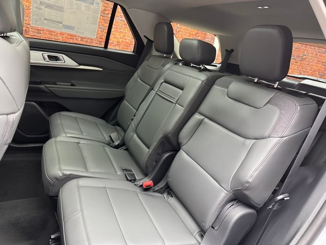 2025 Ford Explorer photo 25